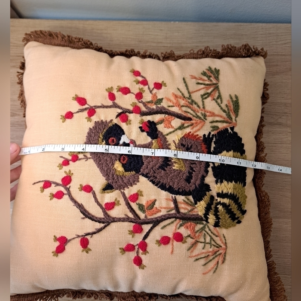 LEEWARDS Winsome Raccoon Pillow Vintage 1975 Cottagecore - Picture 5 of 5